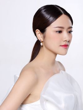 毕业于中国音乐学院,中国铁路文工团青年独唱演员