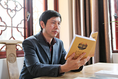 1993年毕业于中国人民大学哲学系,获哲学博士学位(导师石峻教授),1988