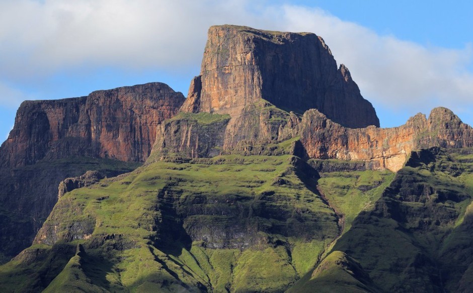 位于非洲南部主要山脉,为南非高原边缘大断崖的组成部分