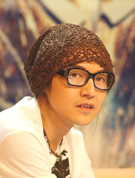 九十年代初,曾担任单行道乐队主唱,在《姥姥》专辑后,离开单行道乐队.