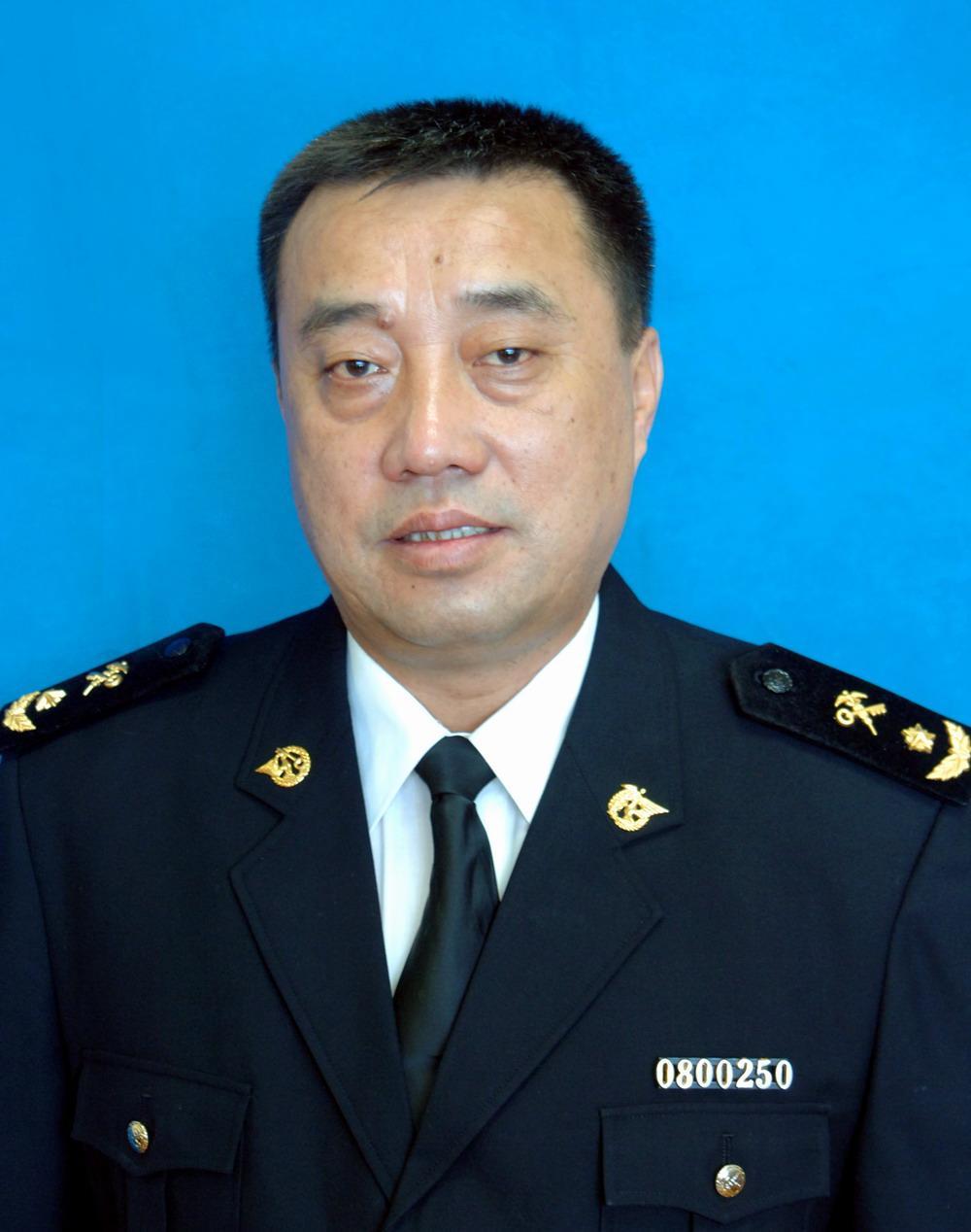 汉族,中共党员,高等教育自学考试专科毕业,现任沈阳海关党组成员,副关