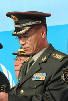 1962年4月出生湖南省石门县磨市镇,是郑洞国将军家族后代 ,1979年11月