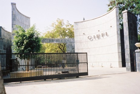 海德拉巴大学(学校)海得拉巴大学建于1974年,是印度南部建立的第一所