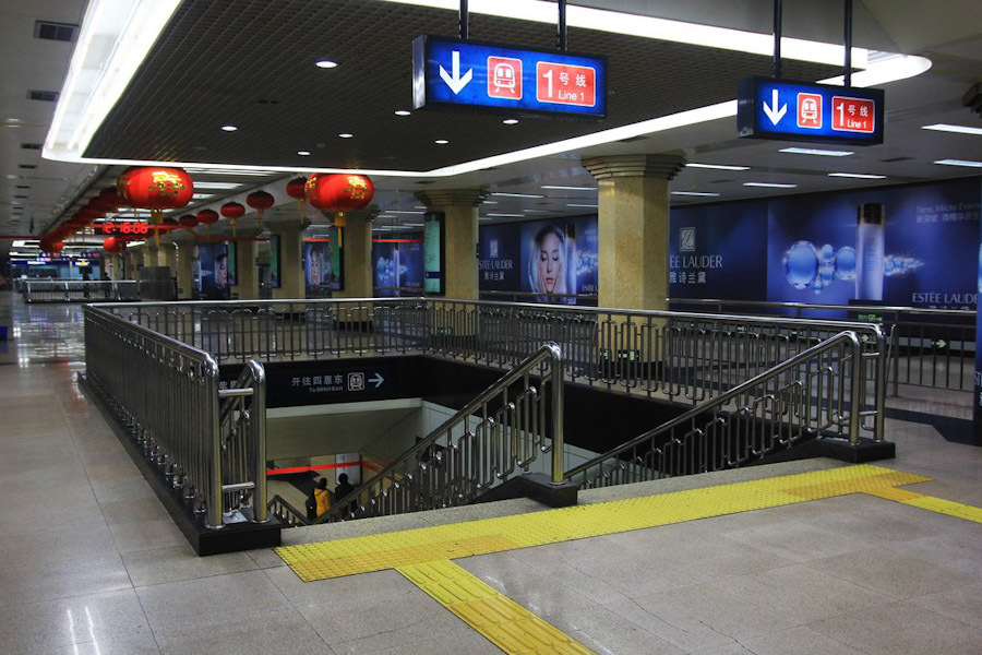 王府井站(其他)王府井站是北京地铁1号线和建设中的北京地铁8号线的