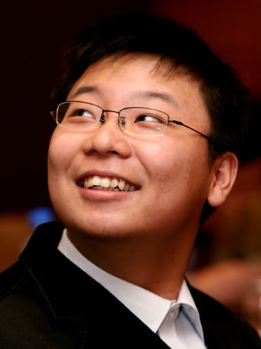 7岁学棋,9岁入吴肇毅围棋道场,后入聂卫平围棋道场,12岁获全国"晚报杯