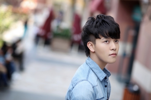 写,曲作者是郑国锋本人,编曲和混缩还是颜小健和苗小青这对老搭档完成