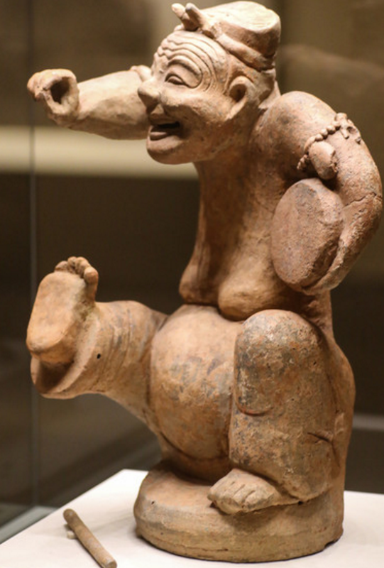 东汉击鼓说唱陶俑(文化遗产)东汉击鼓说唱陶俑于1957年出土于四川省