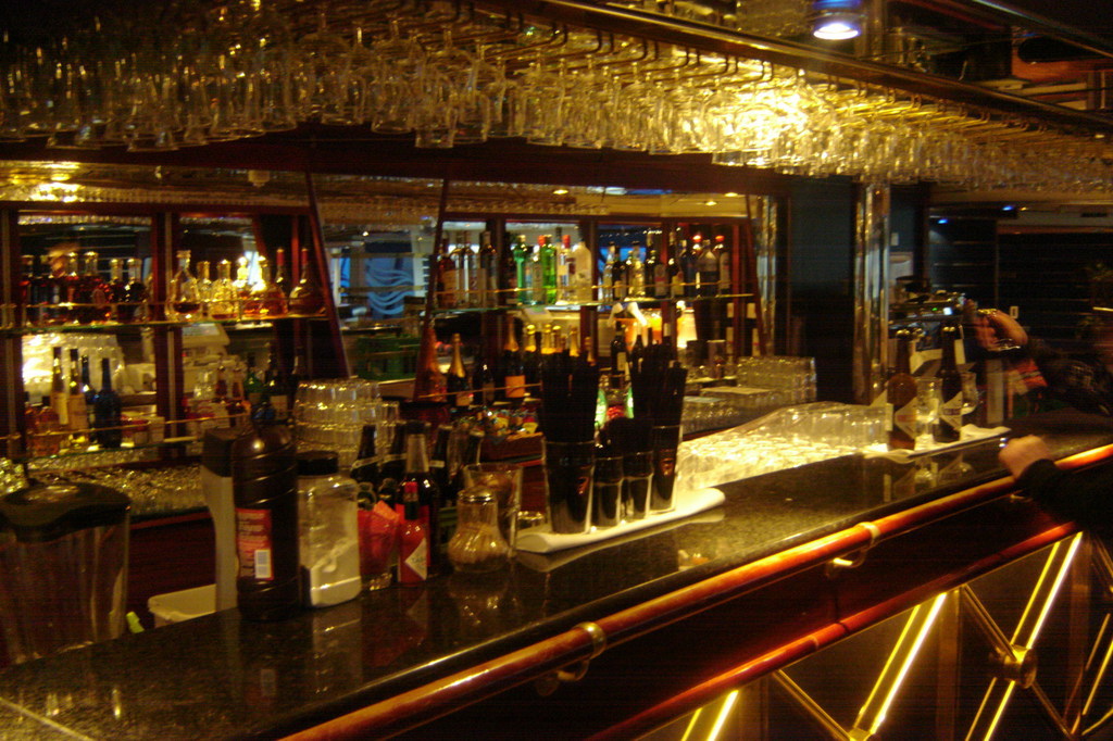 吧台(地点)吧台是酒吧向客人提供酒水及其他服务的工作区域,是酒吧的