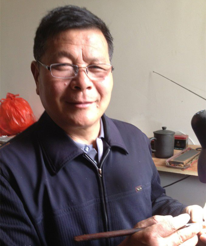 马福元(教师|文化人物)马福元,苏州舟山村人,1953生人,13岁学习核雕
