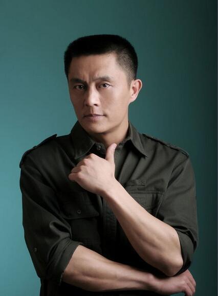 常戎饰演黑狼 武功高强,枪法出众并行侠仗义的土匪头子.