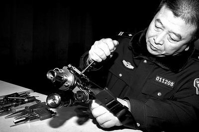 2002年到郑州特警支队担任校枪员.[阅枪无数]领域人物领域内容