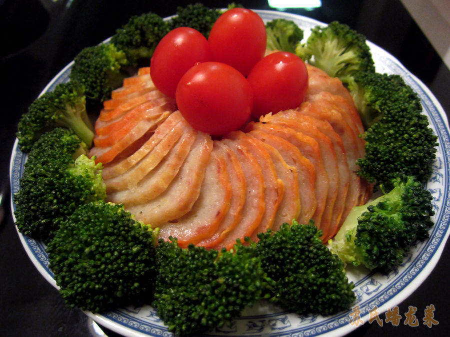 蟠龙(食谱)此菜除用蒸法还可用炸法,即将蒸好的蛋包肉卷切成二分厚的