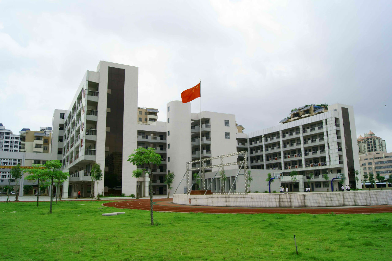 肇庆市颂德中学(学校)肇庆市颂德学校是在2006年4月端州区委,区政府为