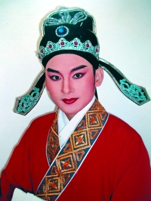 黄映伟(演员|文化人物)黄映伟,男,潮剧生角,二级演员.