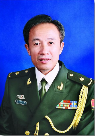 一九五0年生于江苏射阳,一九六九年参军,一九七三年毕业于安徽农业