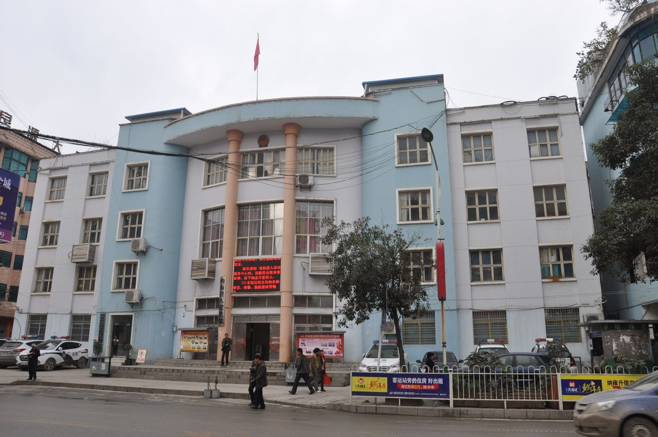 前身是1950年成立的纳雍县人民政府司法科,法院审判办公楼坐落于贵州