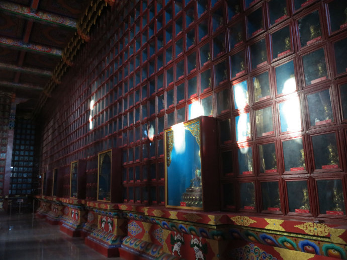 妙音寺地处璧山县金剑山半山腰,相传八仙曾云游至此,留恋此地秀美风景