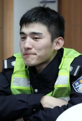 记者了解到,徐浩现在是杭州交警机动大队特勤队的一份子.