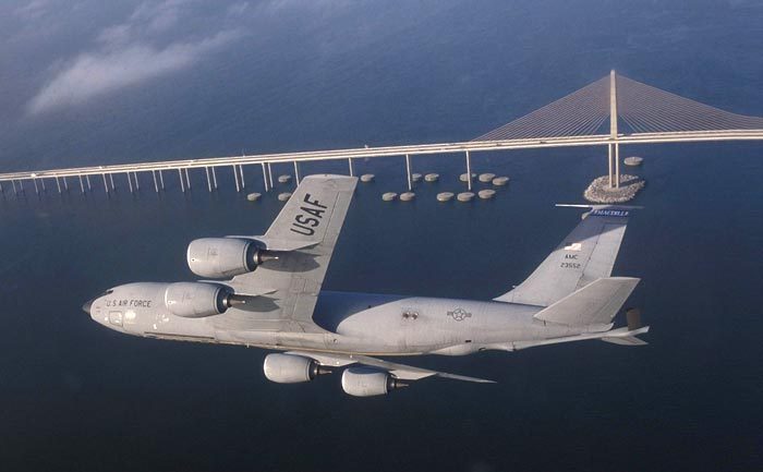 不久,在此试验机的基础上为美国空军研制出军用机c-135军用运输机