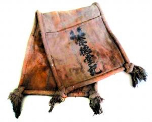 裢: dā lian(轻声)1 一种中间开口而两端装东西的口袋,大的可以搭在