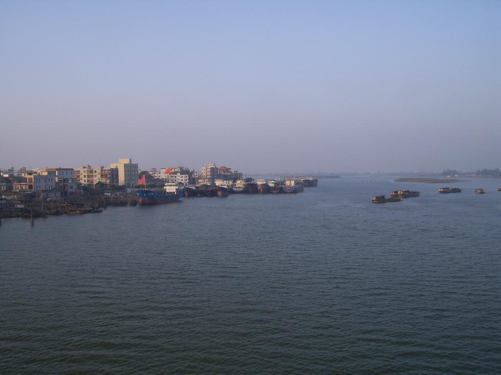 黄坡(地点)黄坡镇位于吴川市西南部,北与塘缀镇接壤,东临吴阳镇,西接