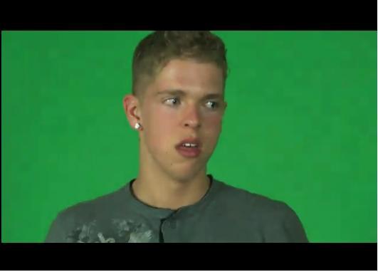 是一个叫steven(真名stephen quire)的美国男孩.