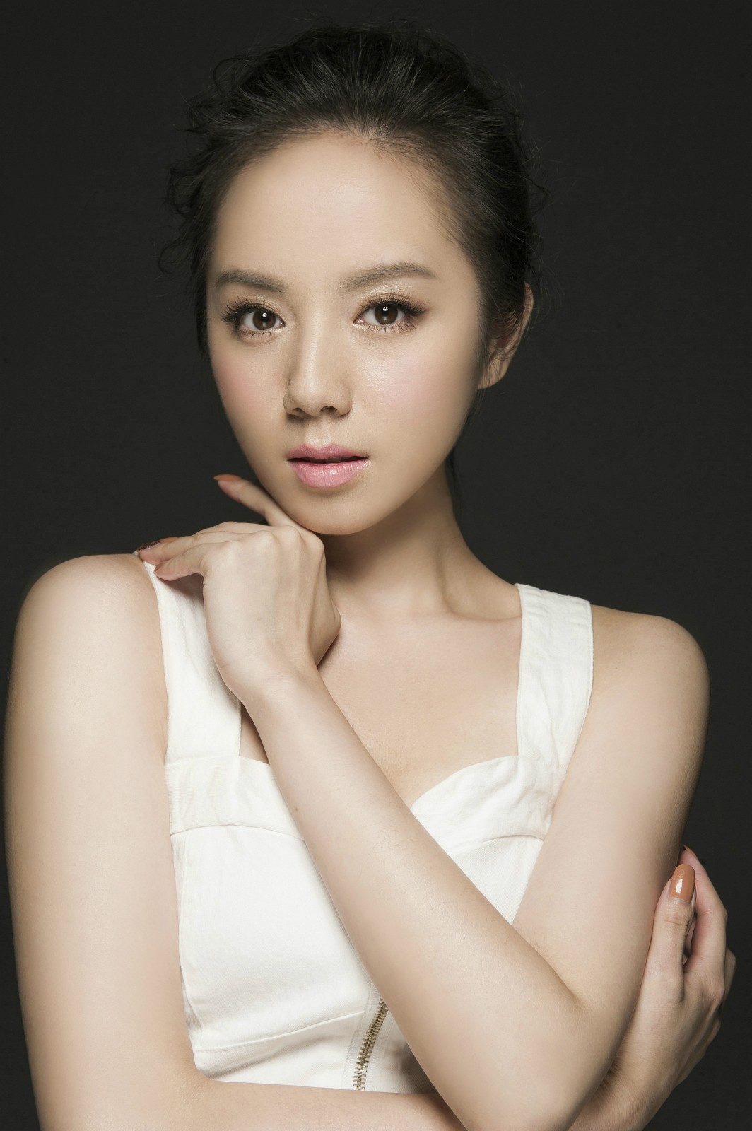 因出演北京人艺小剧场话剧《拿什么整死你我的爱人》以及拍摄影视剧