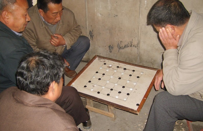 六洲棋(游戏作品)六洲棋又称淮南棋,插方,来马,五福棋,源于安徽省淮南