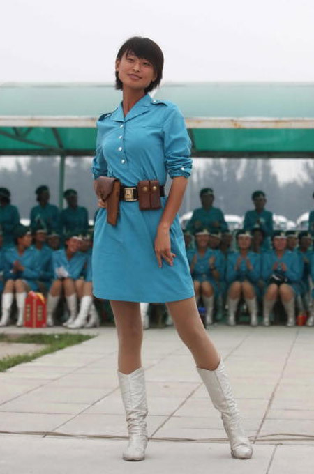 在国庆60周年阅兵仪式上,张晓菲和赵娜担任女民兵方阵的领队,受到媒体