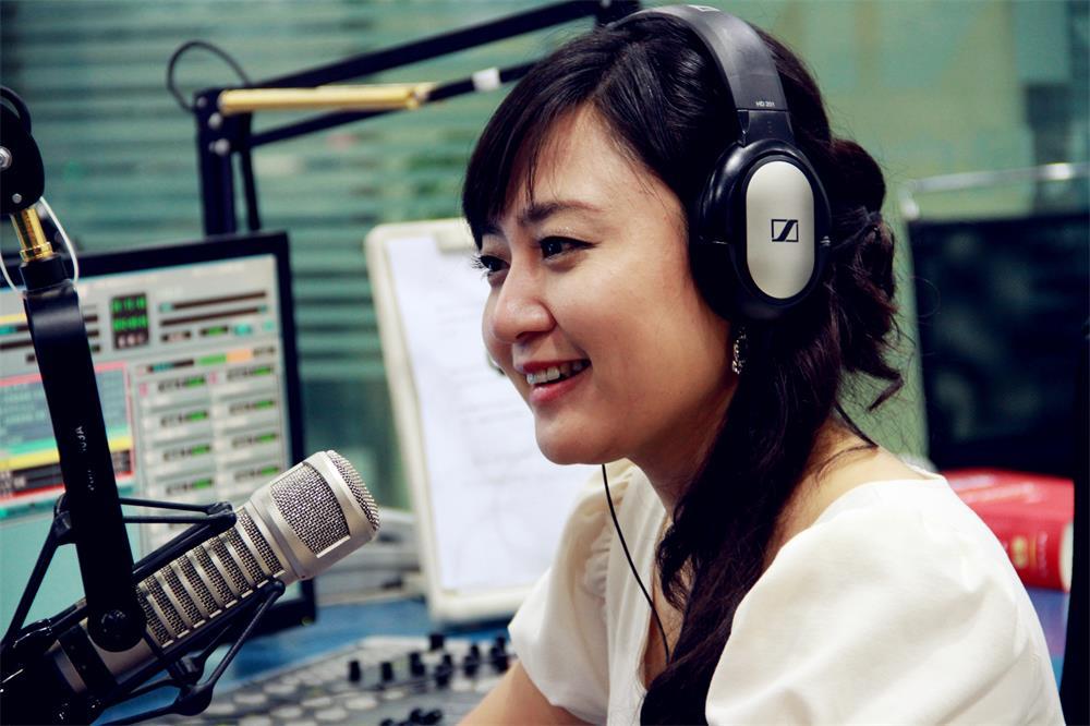 中国之声女播音员图片