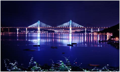 masan),韩国东南部港口城市,临马山湾,约在釜山以西35公里,人口约41