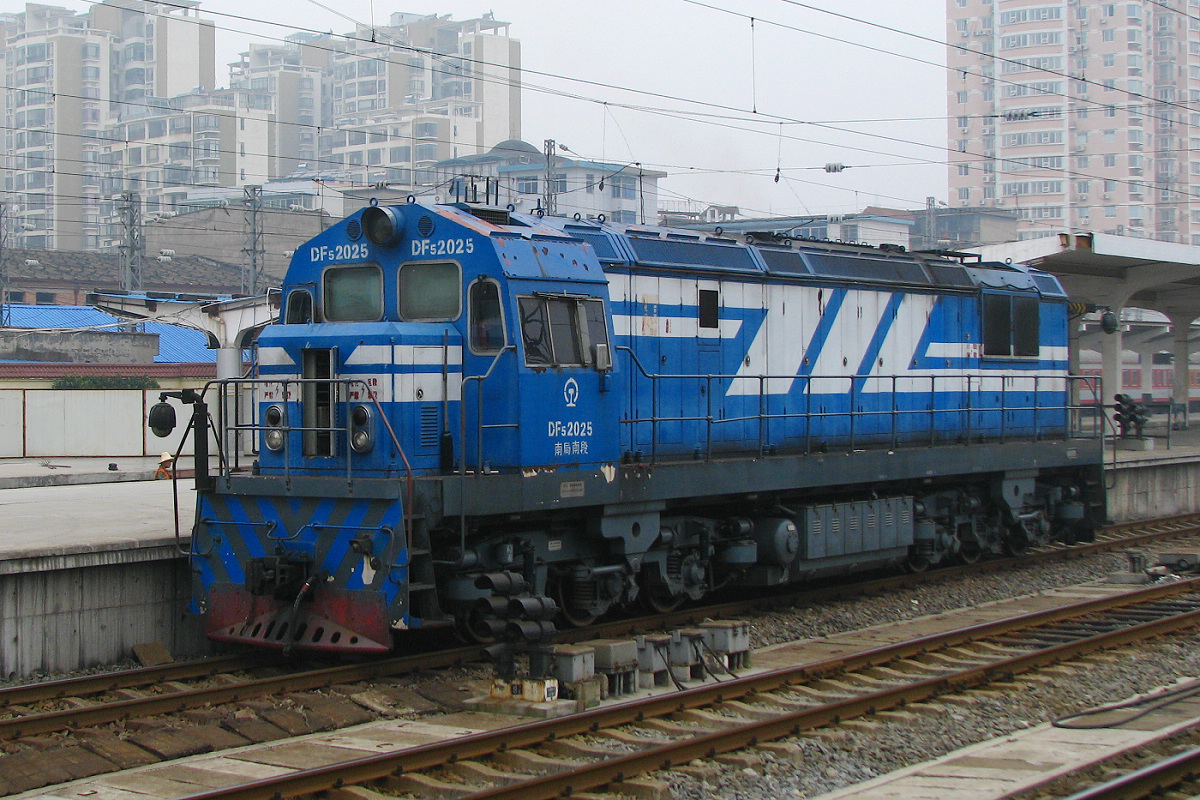 内燃机车 TEP 70 BS 在铁路机务段高清摄影大图-千库网