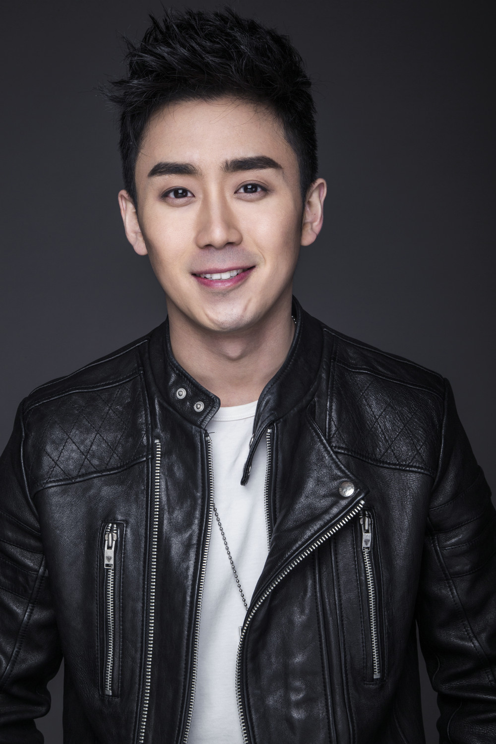 于辽宁省抚顺市,毕业于上海戏剧学院06级表演系本科班,中国内地男演员