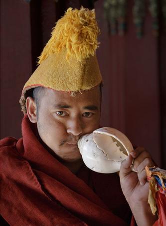 的原意是: :佛家讲经说法,现在把说大话比喻为 大吹法螺 佛教有一个