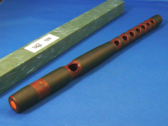 龙笛通过丝绸之路传入日本,可能是由欧洲的长笛演变而来,并与能管,筱