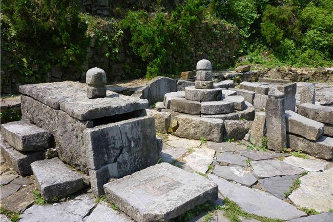 古代葬俗因時代,地方的不同而有差異,有土葬,火葬,水葬等.