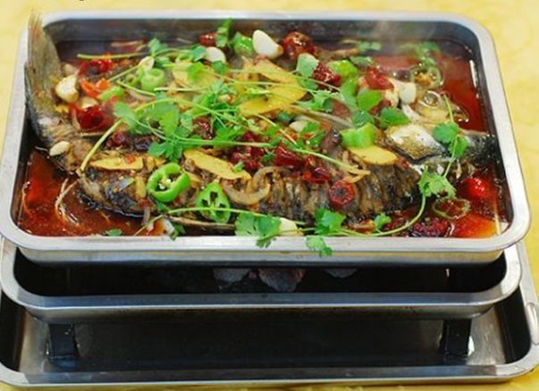 烤活鱼(食谱)烤活鱼是一种发源于重庆万州的特色美食,在流传过程中
