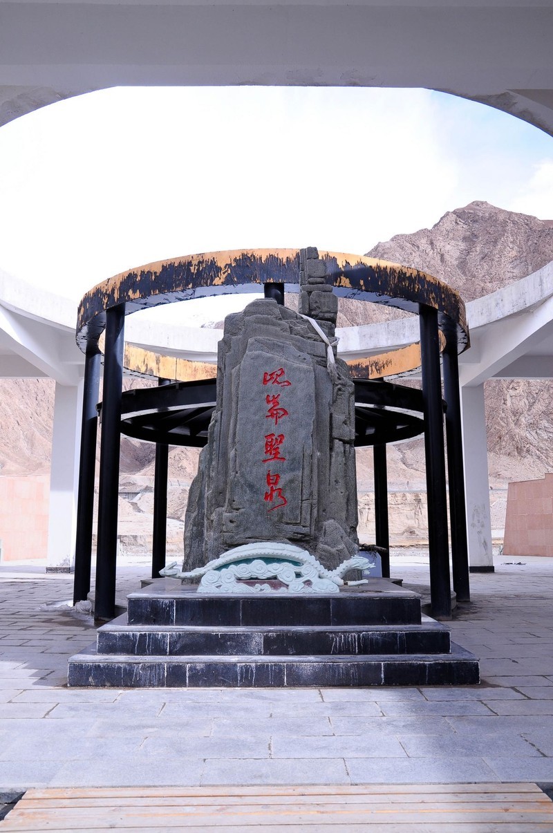 新建的纳赤台昆仑圣泉景点,由外围墙,厅廊,碑文,雕塑,涌泉,溪水,瀑布