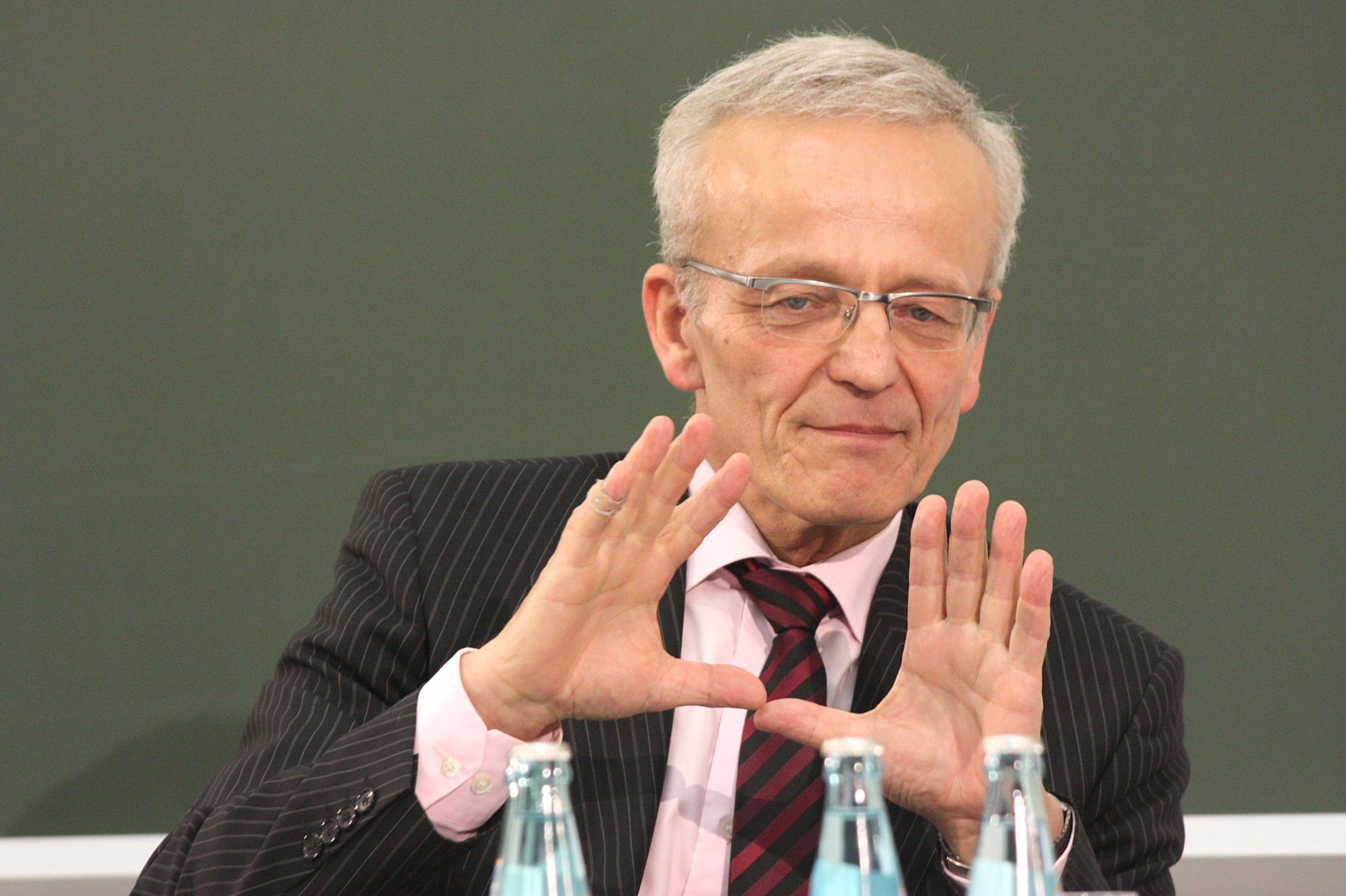 施寒微(其他实业人物相关)