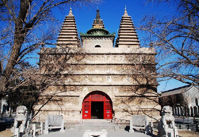 真觉寺位于石屏县城西南15千米秀山东坡上.