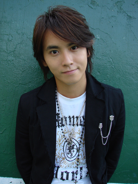 1982年07月15日出生于台北,演员,音乐人,摇滚乐团东城卫的团长兼吉他