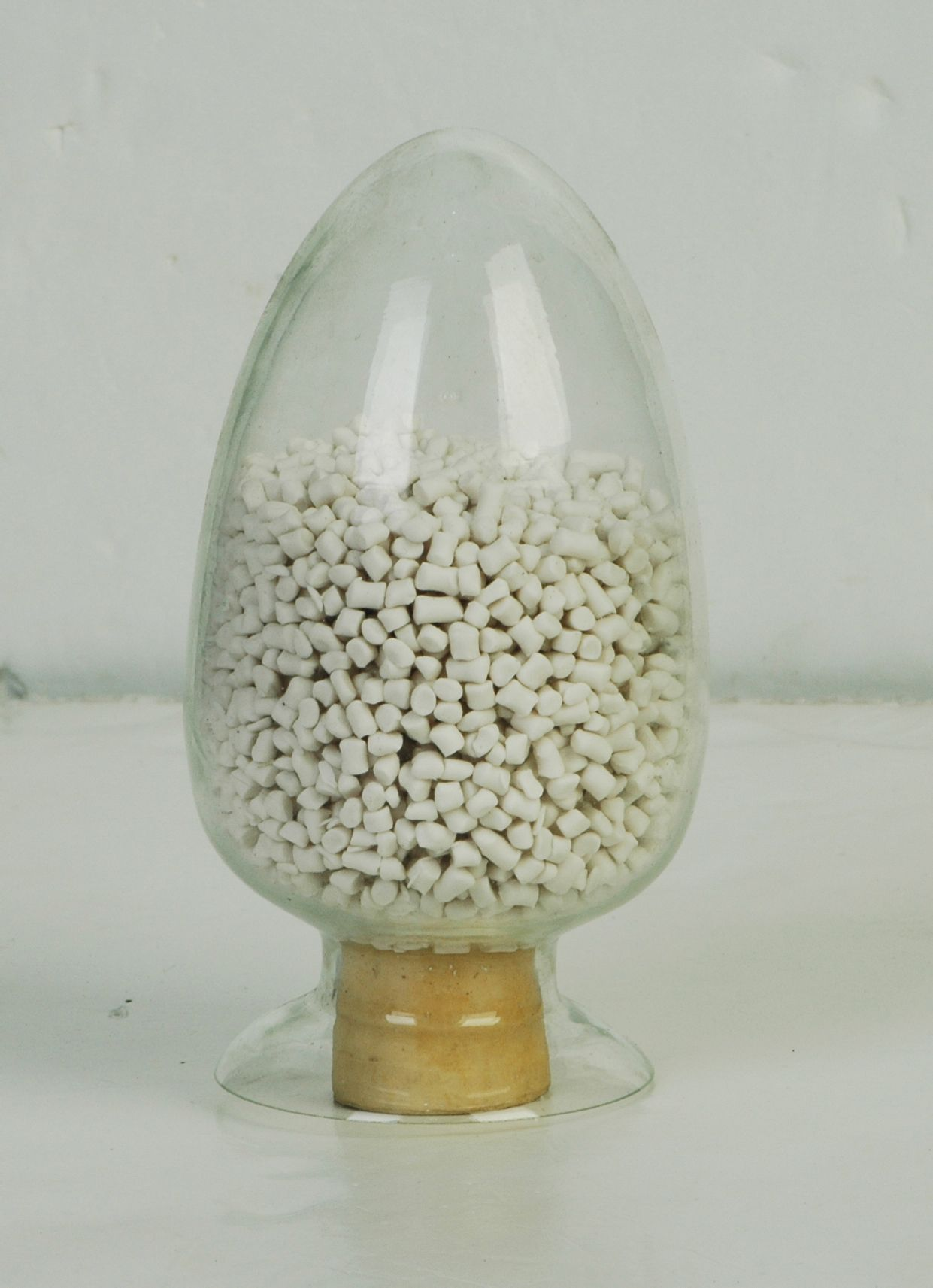 聚对苯二甲酸丁二醇酯是由对苯甲酸二甲酯与1,4-丁二醇进行酯交换制得