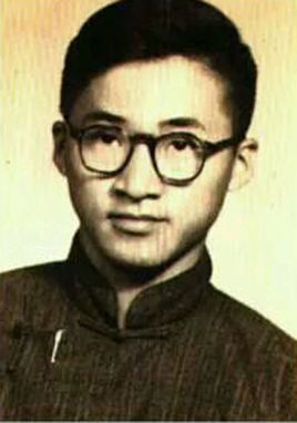 又名李怀芯,小名季恒,字玑衡,1899年生于吉林省扶余县(今扶余市)