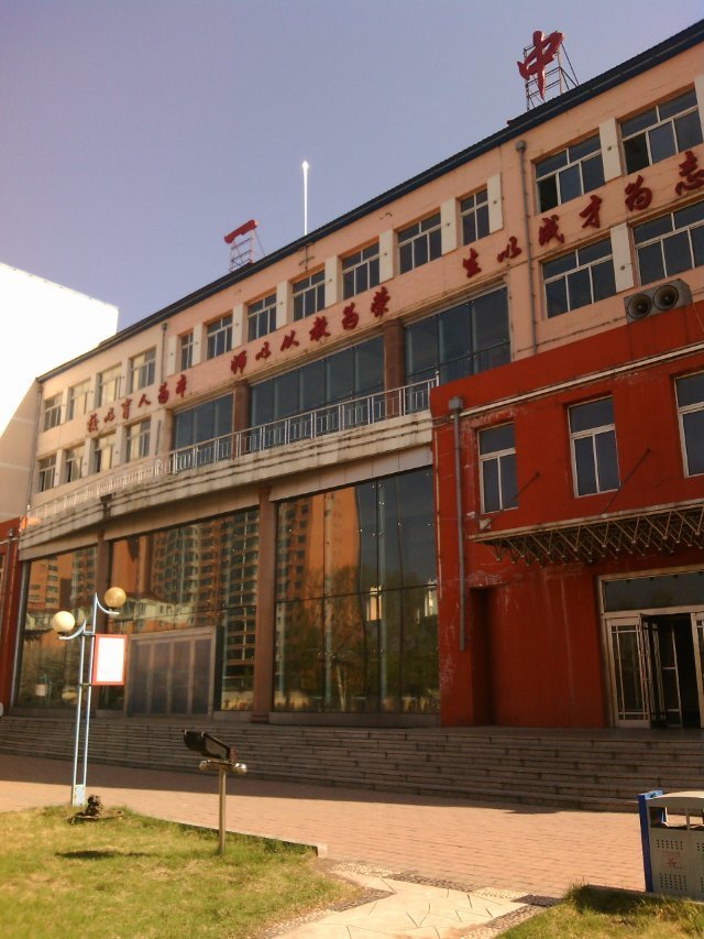 坐落着蛟河教育的璀璨明珠―――蛟河一中