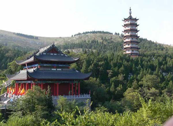 岳飛養眼樓(建築)岳飛養眼樓位於山東棗莊市嶧城區青檀寺廟北,始建於