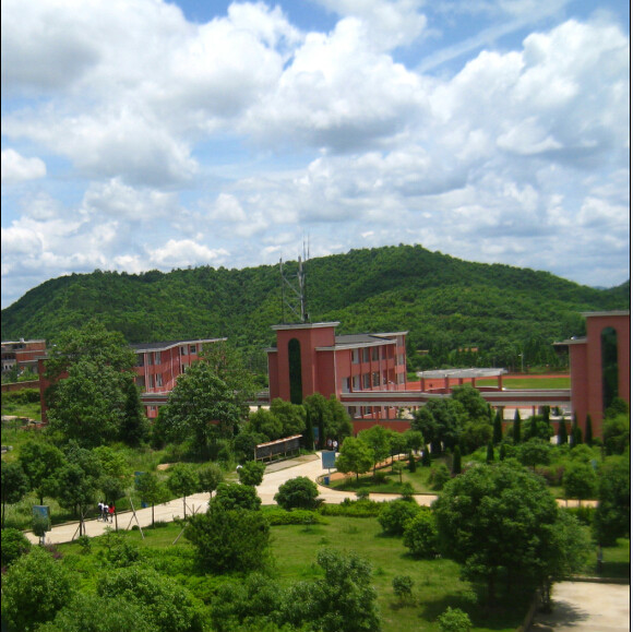 鄱阳县博文学校(学校)博文中学是鄱阳县规模较大的私立完全中学之一