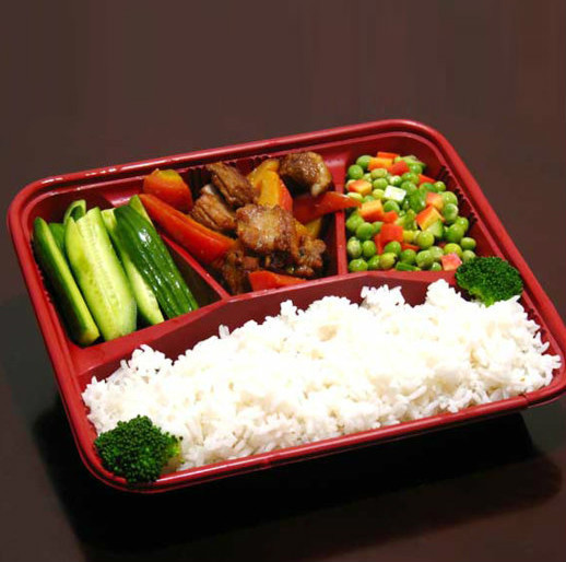 盒饭( a box lunch)又称为快餐,在中国,一般是以米食为主配以各种炒菜