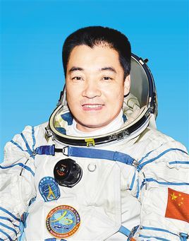 1988年8月入党,现为中国人民解放军航天员大队二级航天员,少将军衔