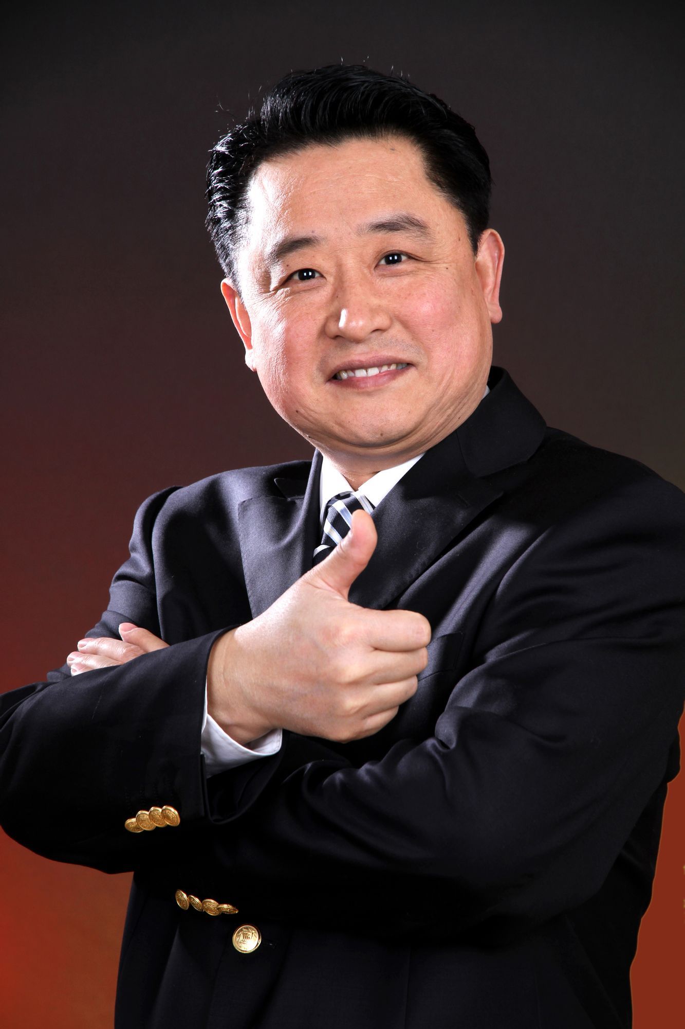 现任中国煤矿文工团相声演员,国家一级演员,中国曲艺家协会会员,中国