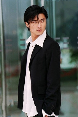 《透视》是谢霆锋创作并演唱的一首歌曲,收录在谢霆锋在2005年10月